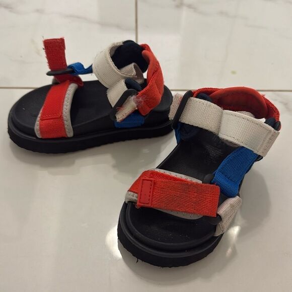 Toddlers Sporty Sandals - Like New - Velcro Straps - GAP Kids - Size 5-6 - Picture 1 of 4